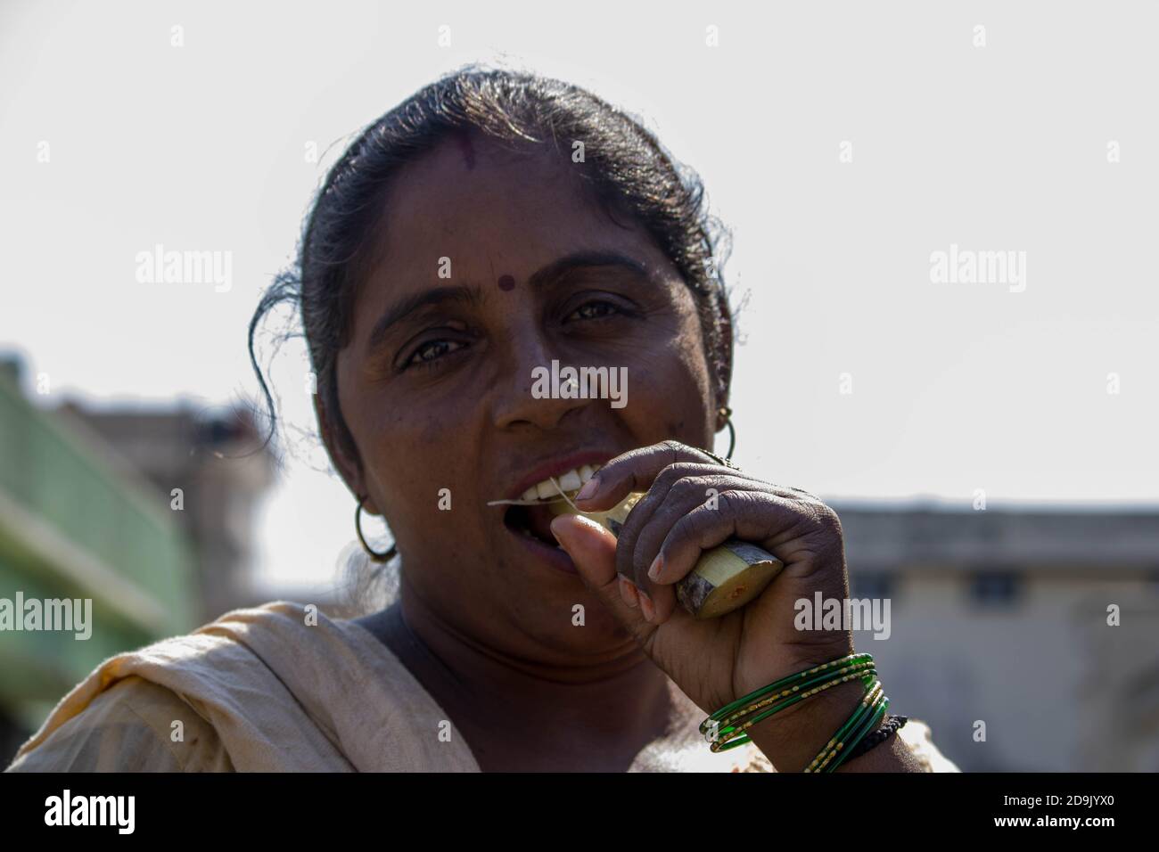 Dehradun, Uttarakhand, Indien-Oktober 19 2020: Arme Frau, die in Indien Zuckerrohr isst. . Hochwertige Fotos Stockfoto