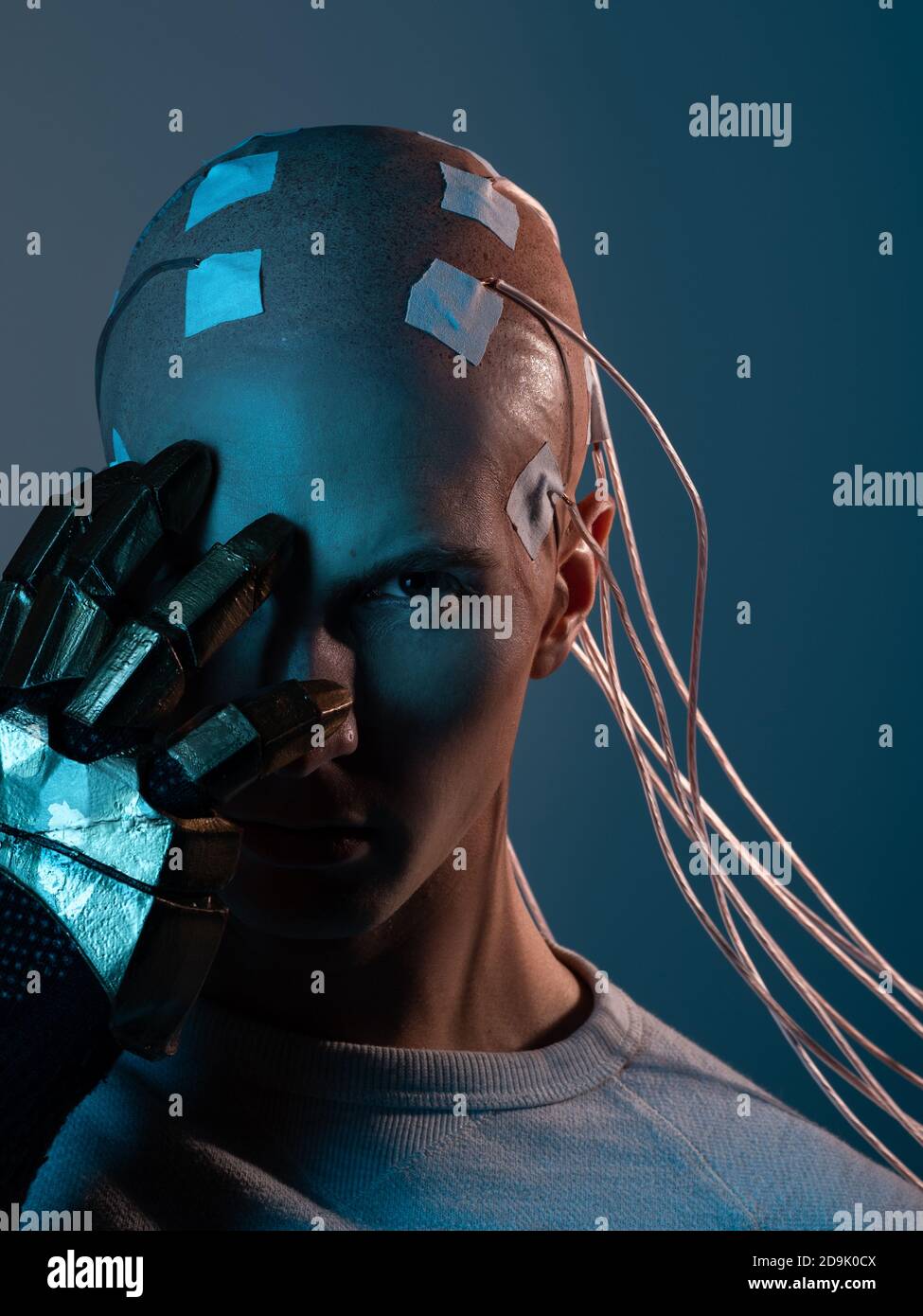 Glatze Mann mit Elektroden in seinem Gehirn, ein Mann der Zukunft mit technologischen Ergänzungen, ist das Gehirn mit der virtuellen Realität verbunden. Stockfoto