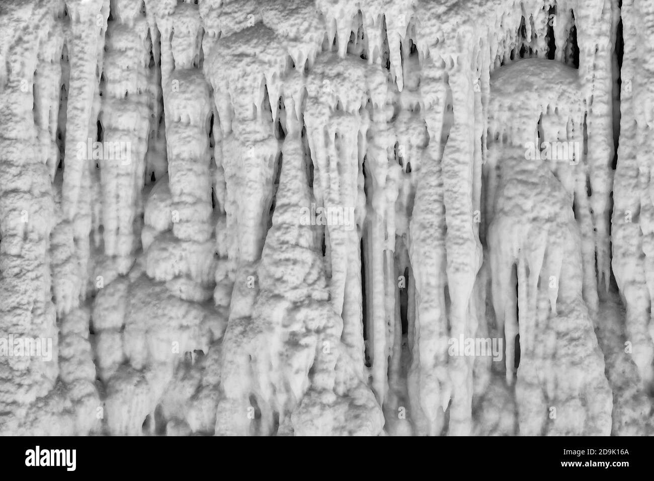 Eisformationen. Formen von gefrorenem Wasser. Stockfoto