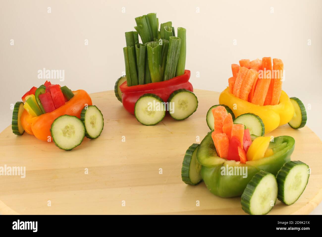 Bunt gefärbtes Gemüse als Zug angeordnet, macht Gemüse Spaß für Kinder, veganes Party-Food Stockfoto