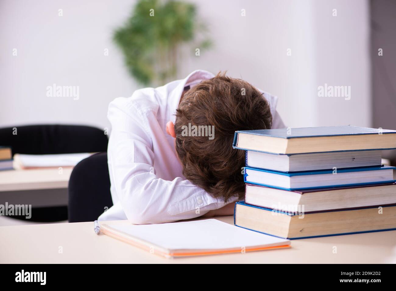 Schuljunge Vorbereitung für die Prüfung im Klassenzimmer Stockfoto