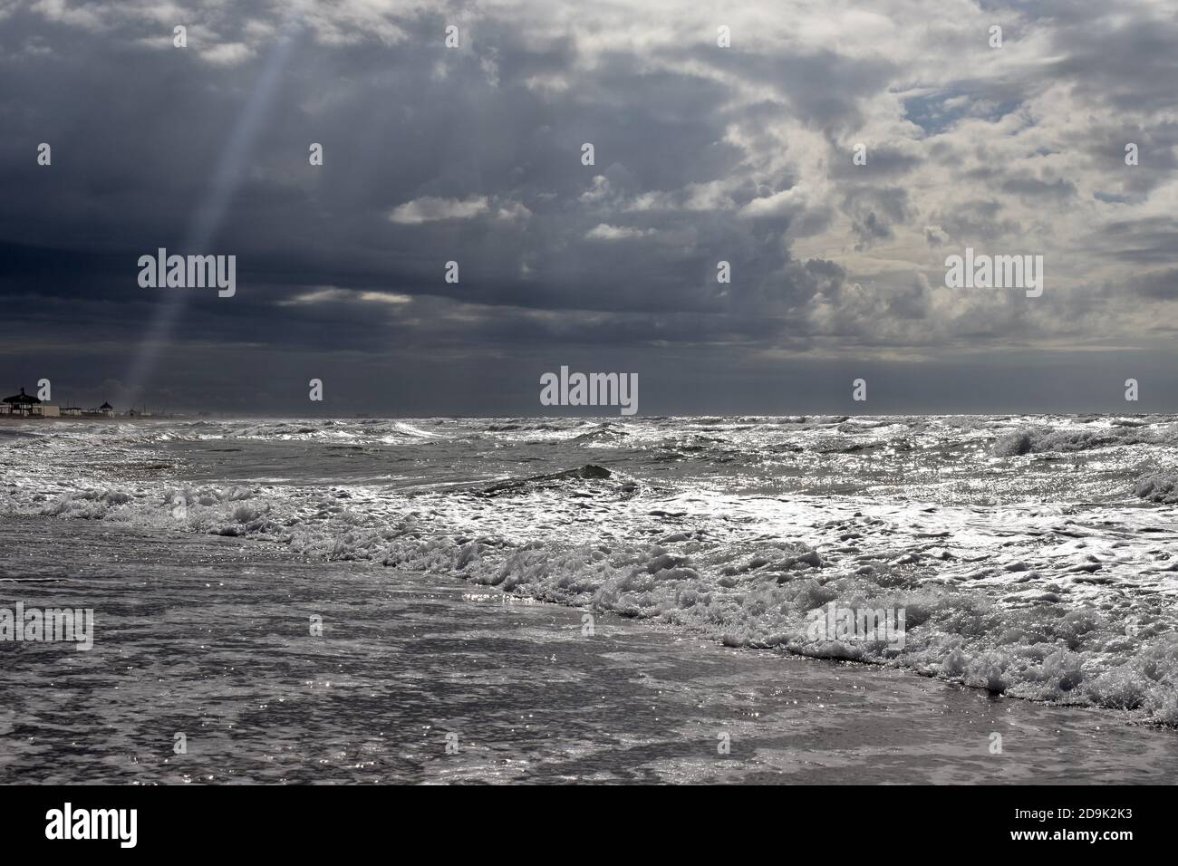 Oktober Sturm, Tyrrenisches Meer bei Rom. Der Himmel ist von Wolken durchbrochen. Sonnenstrahlen treffen auf die Meeresoberfläche. Stürmisches Wetter verlässt. Stockfoto