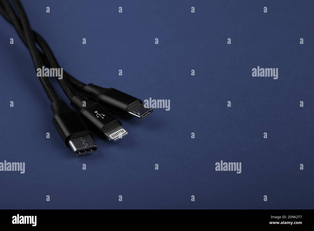 Nahaufnahme des Universal-USB-Kabels. 3 verschiedene Handy usb Ladestecker  Adapter von USB Stockfotografie - Alamy
