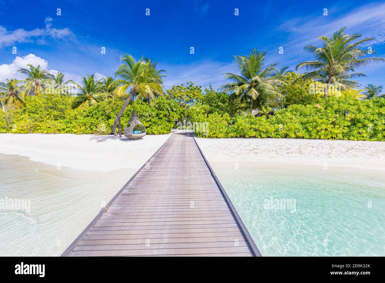 Schöne tropische Landschaft Hintergrund, Luxus Sommer Reise und Urlaub. Holzsteg in die Insel gegen blauen Himmel mit weißen Wolken, Panoramablick Stockfoto