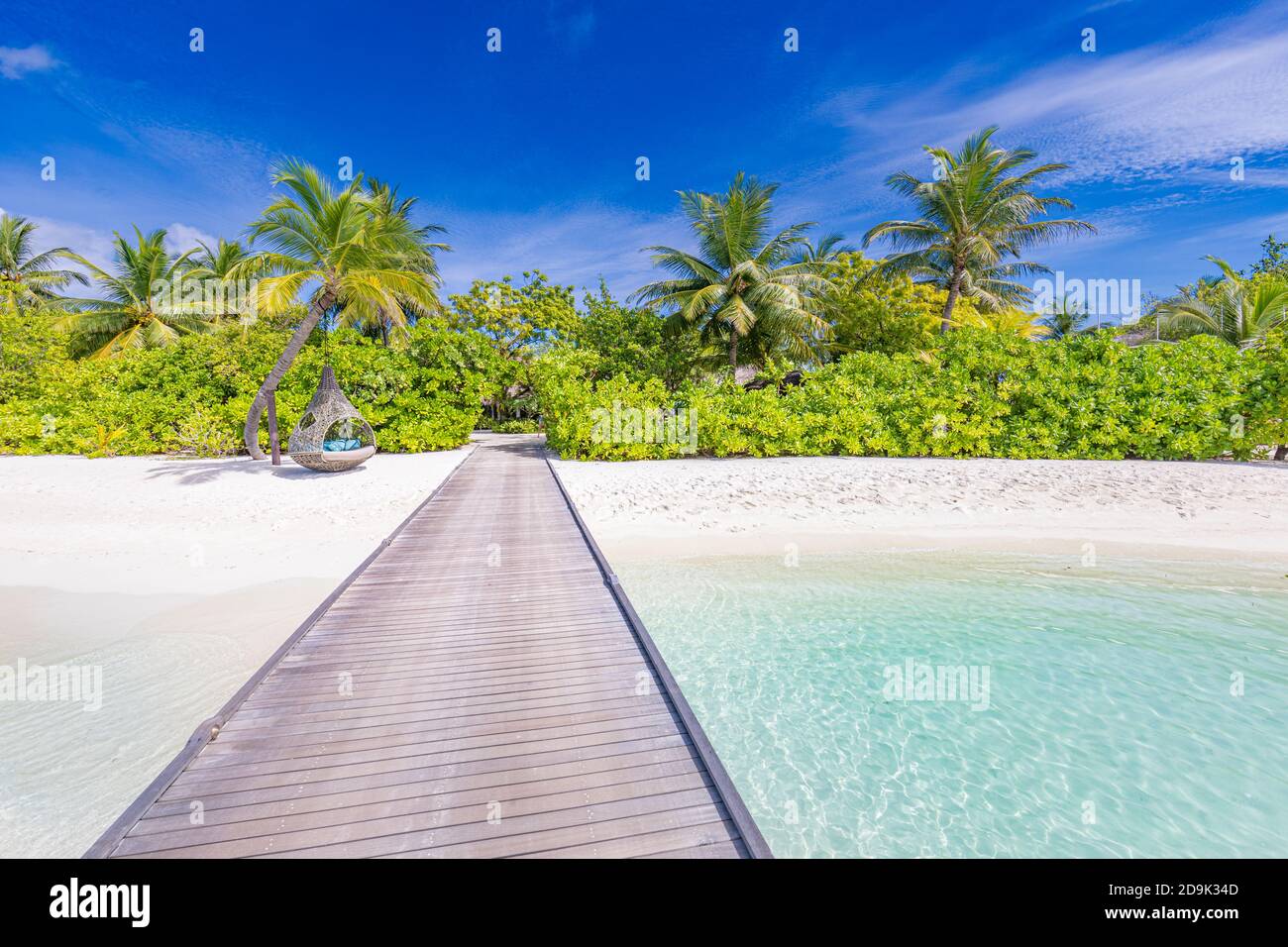 Schöne tropische Landschaft Hintergrund, Luxus Sommer Reise und Urlaub. Holzsteg in die Insel gegen blauen Himmel mit weißen Wolken, Panoramablick Stockfoto