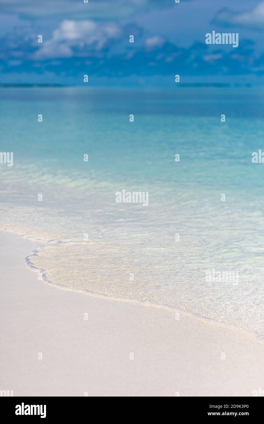 Sommer Strand Hintergrund. Sand und Meer und Himmel. Wunderschöner Strand Hintergrund. Blick auf den tropischen Strand mit weichem Sand und blauem Meer und blauen Wolken Stockfoto