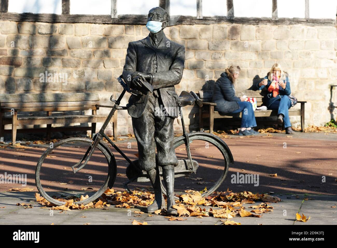 Hereford Herefordshire, Freitag, 6. November 2020 - UK Wetter - Bewohner und Statuen Genießen Sie heute das sonnige Herbstwetter. Goldene Herbstblätter umgeben eine Statue des Komponisten Sir Edward Elgar mit Covid-Gesichtsmask, wenn die lokalen Temperaturen 10c erreichen. Die Prognose ist milder, aber mit etwas Regen an diesem Wochenende. Foto Steven May / Alamy Live News Stockfoto