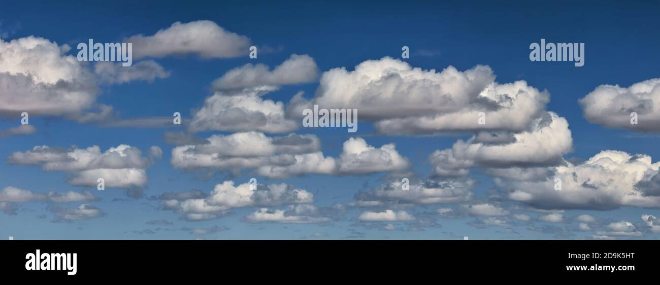 Blauer Himmel mit Wolken. Weiße, flauschige Wolken am blauen Himmel im Sommer. Gelassenheit der Atmosphäre. Stockfoto