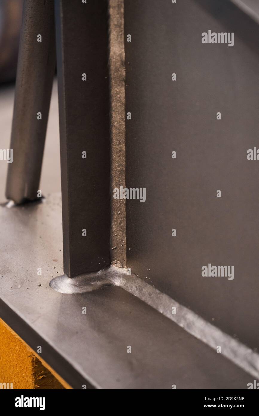 Vertikale Aufnahme von geschweißtem Metall Stockfoto