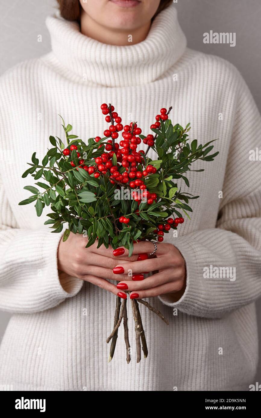 Frau hält Weihnachten rote Stechbeeren, Nahaufnahme Stockfoto