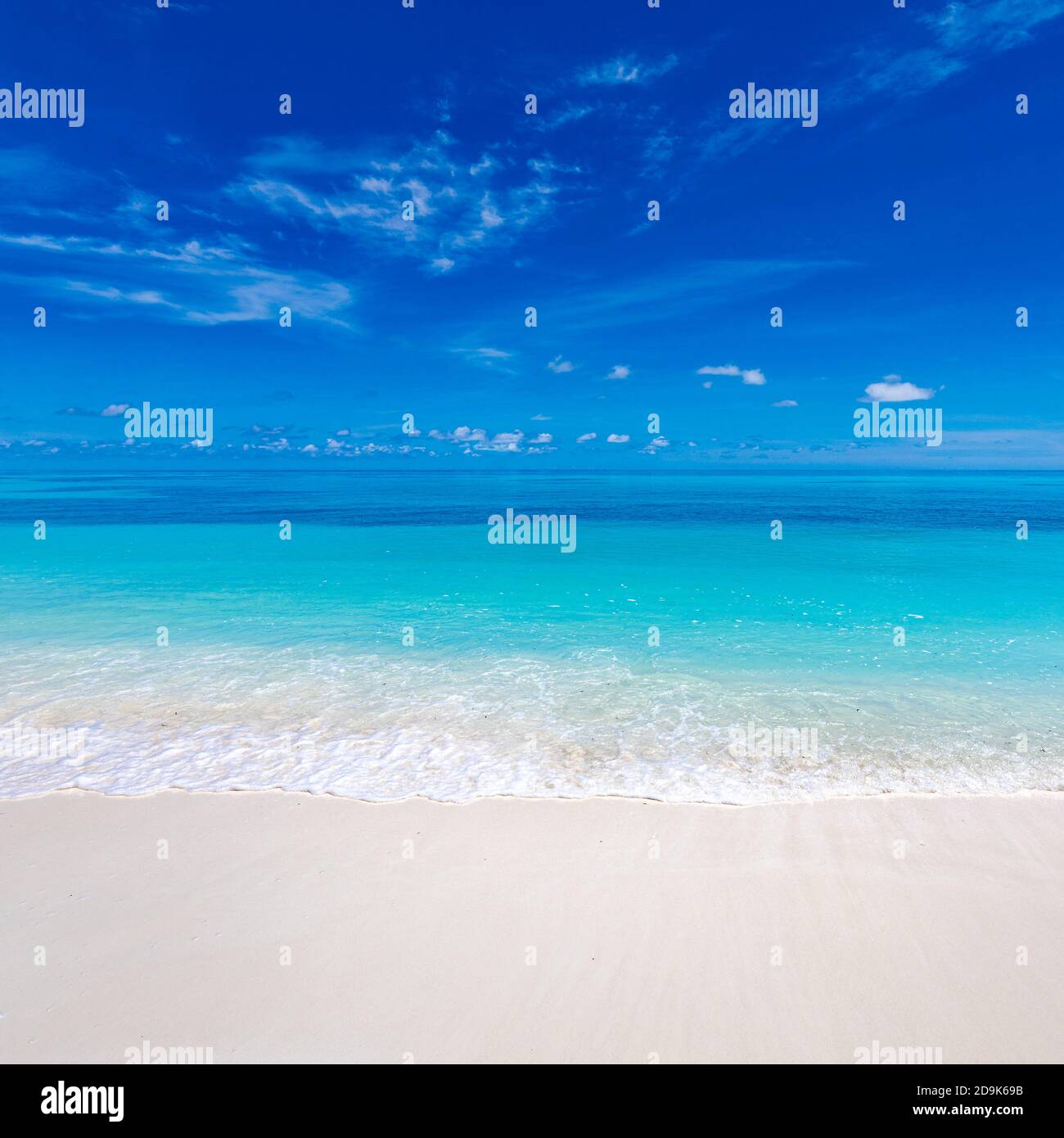 Meer Sand Himmel Konzept. Tropisches Inselparadies, Strandblick mit endlosem Meereshorizont. Ruhige, entspannende, friedliche Naturlandschaft, Wellen, die surfen Stockfoto