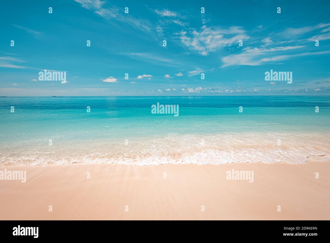 Meer Sand Himmel Konzept. Tropisches Inselparadies, Strandblick mit endlosem Meereshorizont. Ruhige, entspannende, friedliche Naturlandschaft, Wellen, die surfen Stockfoto