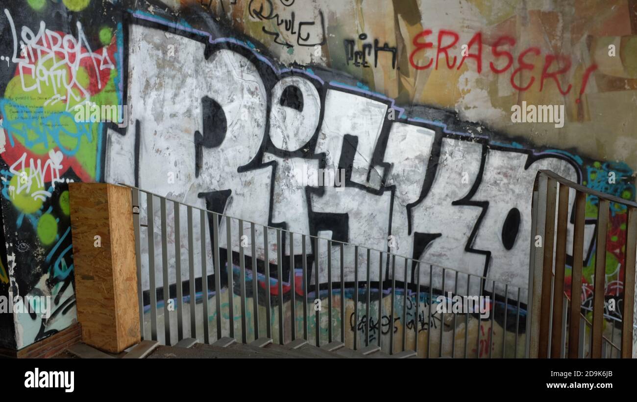 LISSABON, PORTUGAL - 22. Feb 2019: Graffiti-Kunst im verlassenen Hotel in Barcarena, in der Nähe von Lissabon, Portugal Stockfoto