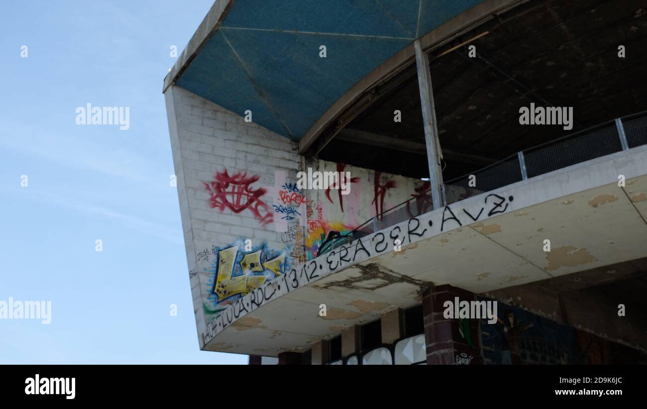 LISSABON, PORTUGAL - 22. Feb 2019: Graffiti-Kunst im verlassenen Hotel in Barcarena, in der Nähe von Lissabon, Portugal Stockfoto