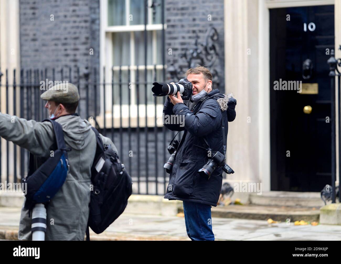 London, England, Großbritannien. Pressefotograf (Simon Dawson) vor der Downing Street 10 Stockfoto