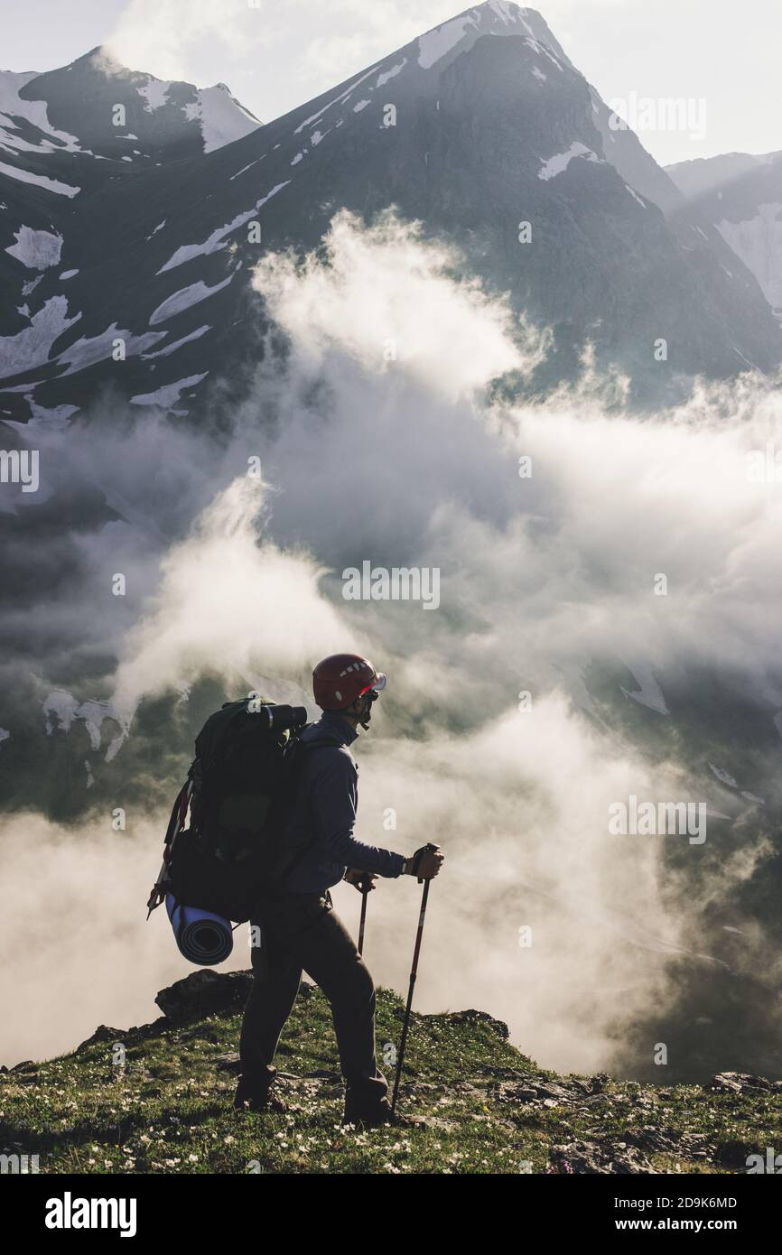 Reisende erkunden Berge allein Wandern mit Rucksack Abenteuer Reise Sommerferien Reisen Lifestyle Wochenende Kurzurlaub, Konzept Fernweh aus Stockfoto