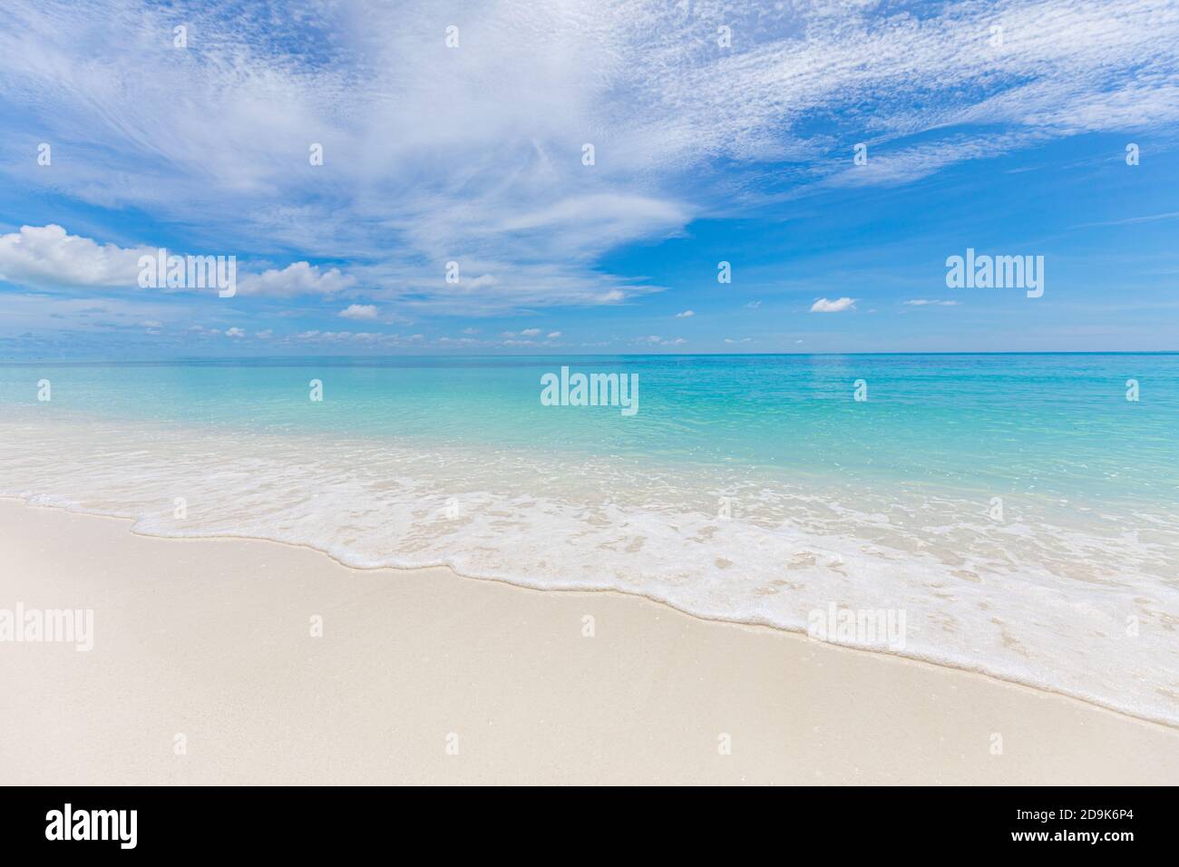 Meer Sand Himmel Konzept. Tropisches Inselparadies, Strandblick mit endlosem Meereshorizont. Ruhige, entspannende, friedliche Naturlandschaft, Wellen, die surfen Stockfoto