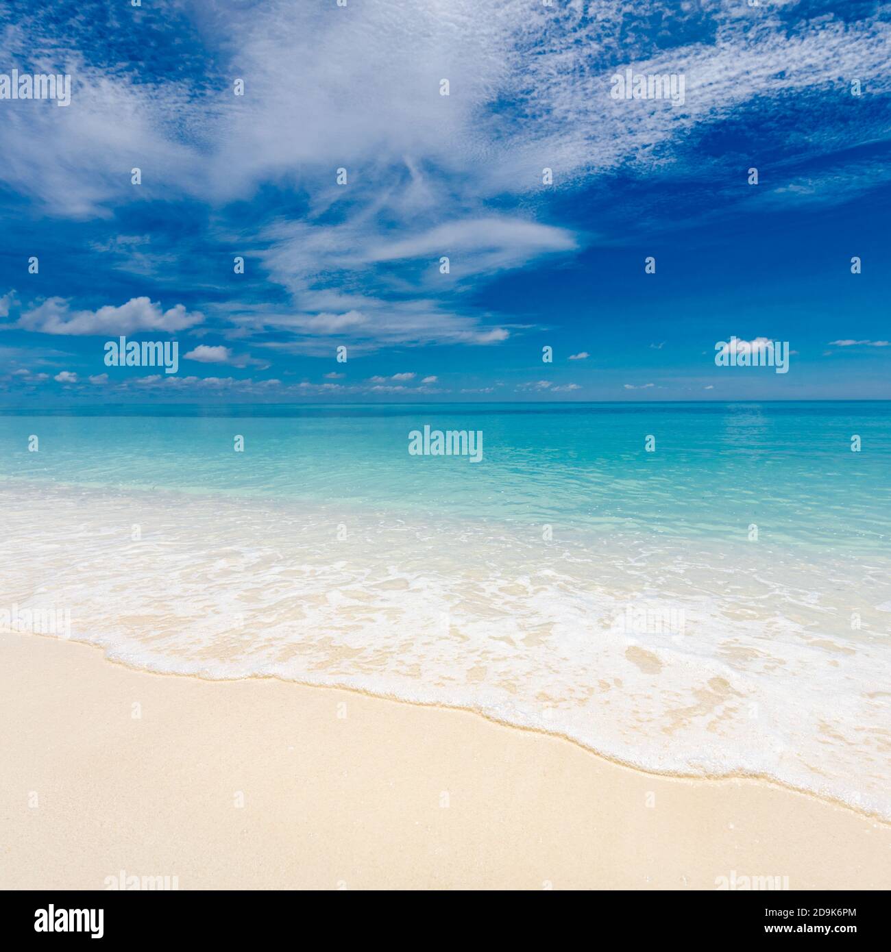 Meer Sand Himmel Konzept. Tropisches Inselparadies, Strandblick mit endlosem Meereshorizont. Ruhige, entspannende, friedliche Naturlandschaft, Wellen, die surfen Stockfoto