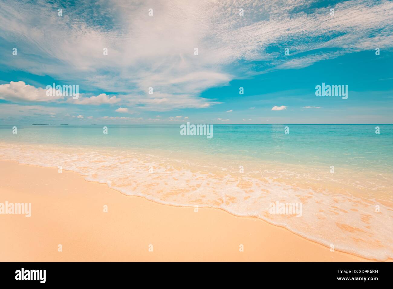 Meer Sand Himmel Konzept. Tropisches Inselparadies, Strandblick mit endlosem Meereshorizont. Ruhige, entspannende, friedliche Naturlandschaft, Wellen, die surfen Stockfoto