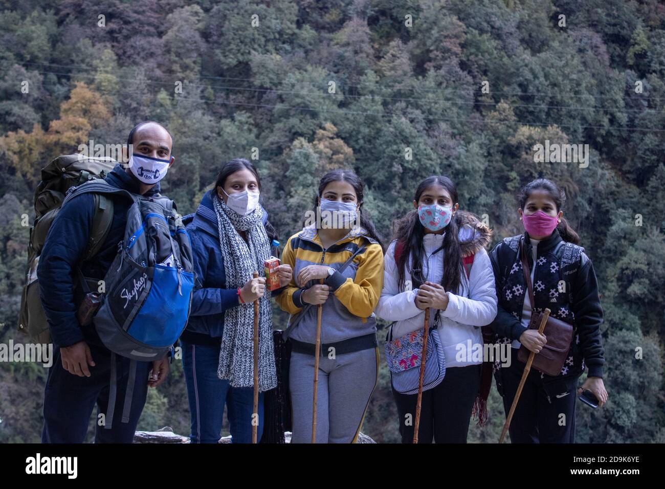 Kedarnath, Uttarakhand, Indien-Oktober 30 2020:Jugendliche tragen Gesichtsmaske auf kedarnath Trek Route. Kedarnath Tempel ist ein hinduistischer Wallfahrtsort in Indien.hohe Qualität Foto Stockfoto