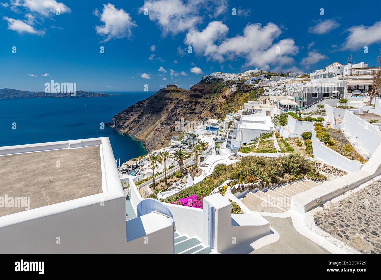 Wunderschöne weiße Caldera Ansicht von Santorini in Griechenland. Sommerurlaub für Reise Ziel Hintergrund Konzept. Wunderbare romantische Landschaft Hintergrund Stockfoto