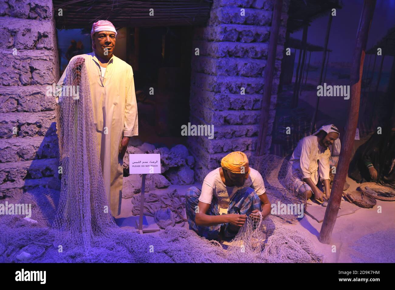 Diorama der emiratischen Fischer, die Fischernetze ausbessern, Dubai Museum, Al-Fahidi Fort, Bur Dubai, Vereinigte Arabische Emirate Stockfoto