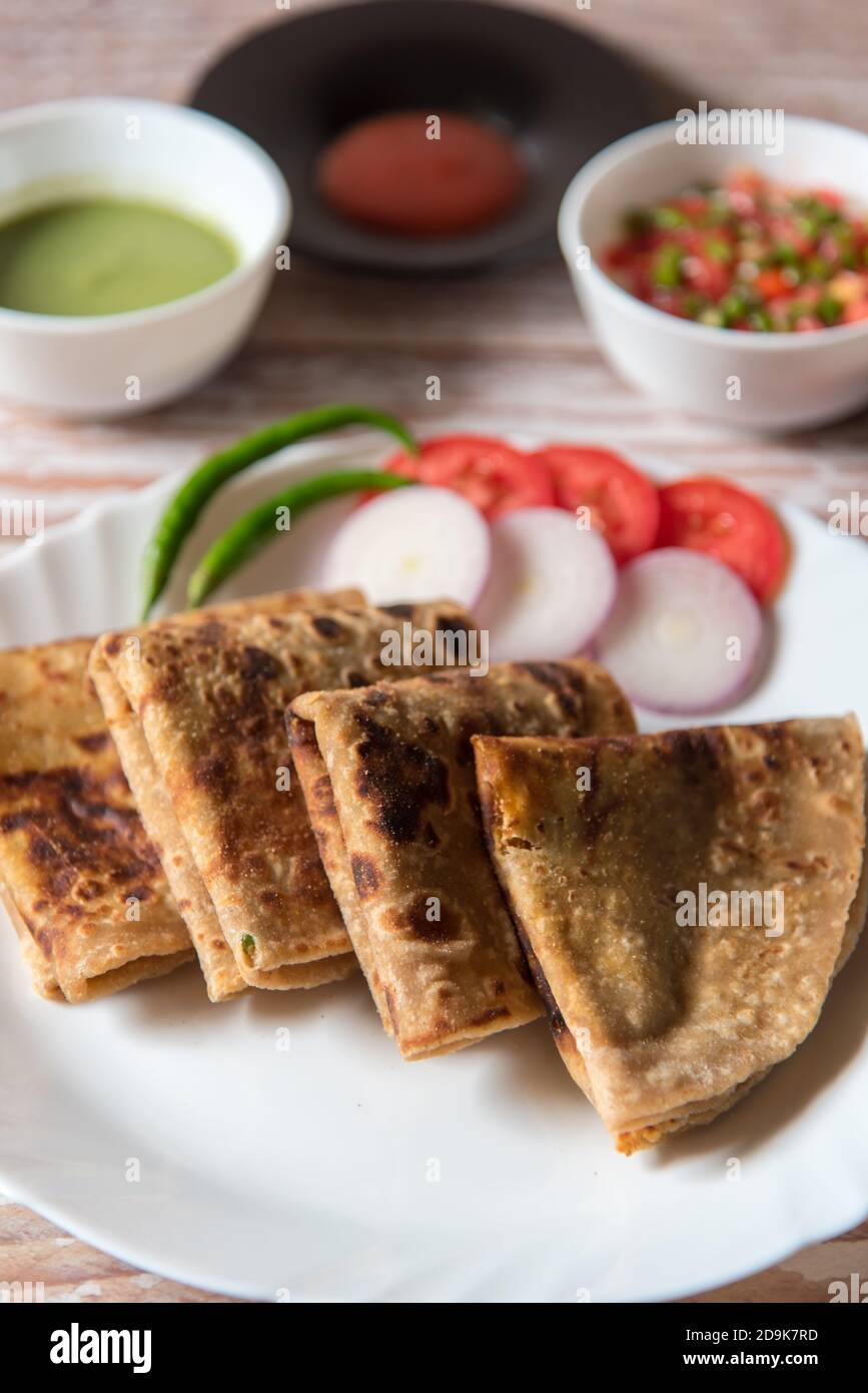 Indisches Frühstück alu Paratha oder Kartoffel gefüllte indische Brot zusammen Mit Zutaten Stockfoto
