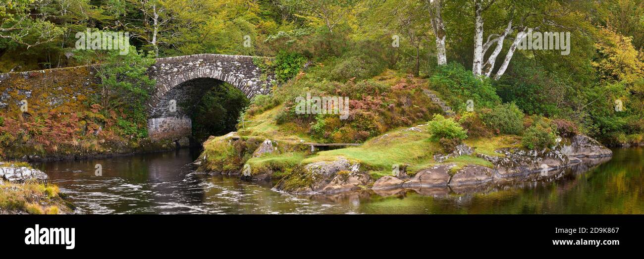 Die Old Shiel Bridge über den Fluss Shiel in Blain, Moidart, Lochaber, Highland, Schottland. Panorama Stockfoto