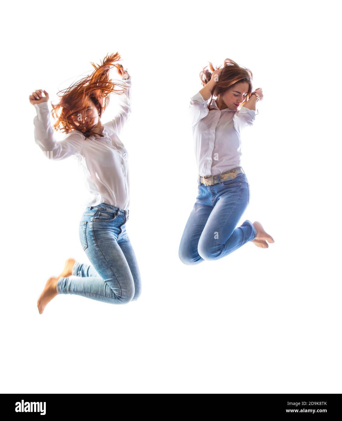 Teenager lange Haare Mädchen springen auf weißem Hintergrund Stockfoto