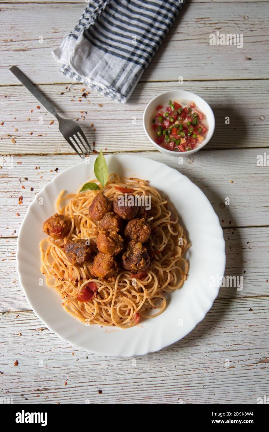 Draufsicht auf beliebte Snack Spaghetti und Fleischbällchen in einem Platte Stockfoto