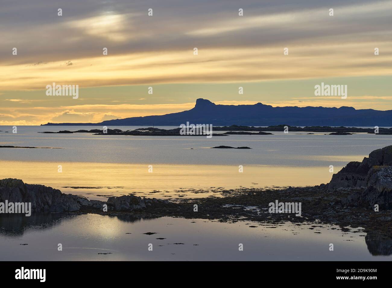 Sonnenuntergang über der Insel Eigg in den kleinen Inseln, von der Rhu-Halbinsel aus gesehen, Arisaig, Lochaber, Highland, Schottland. Stockfoto
