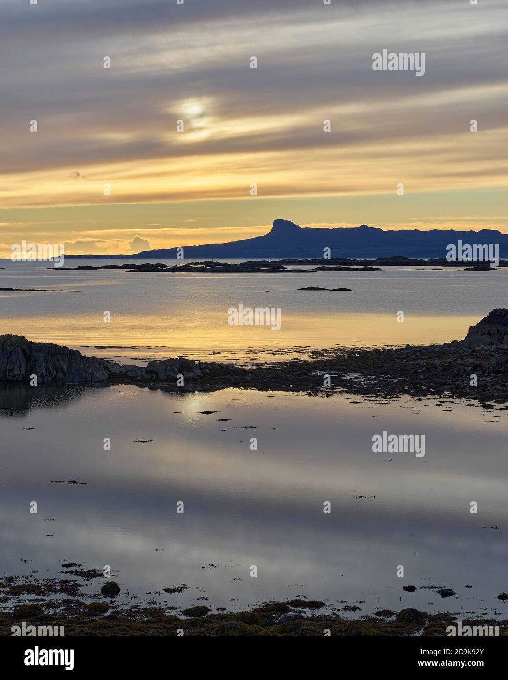 Sonnenuntergang über der Insel Eigg in den kleinen Inseln, von der Rhu-Halbinsel aus gesehen, Arisaig, Lochaber, Highland, Schottland. Stockfoto
