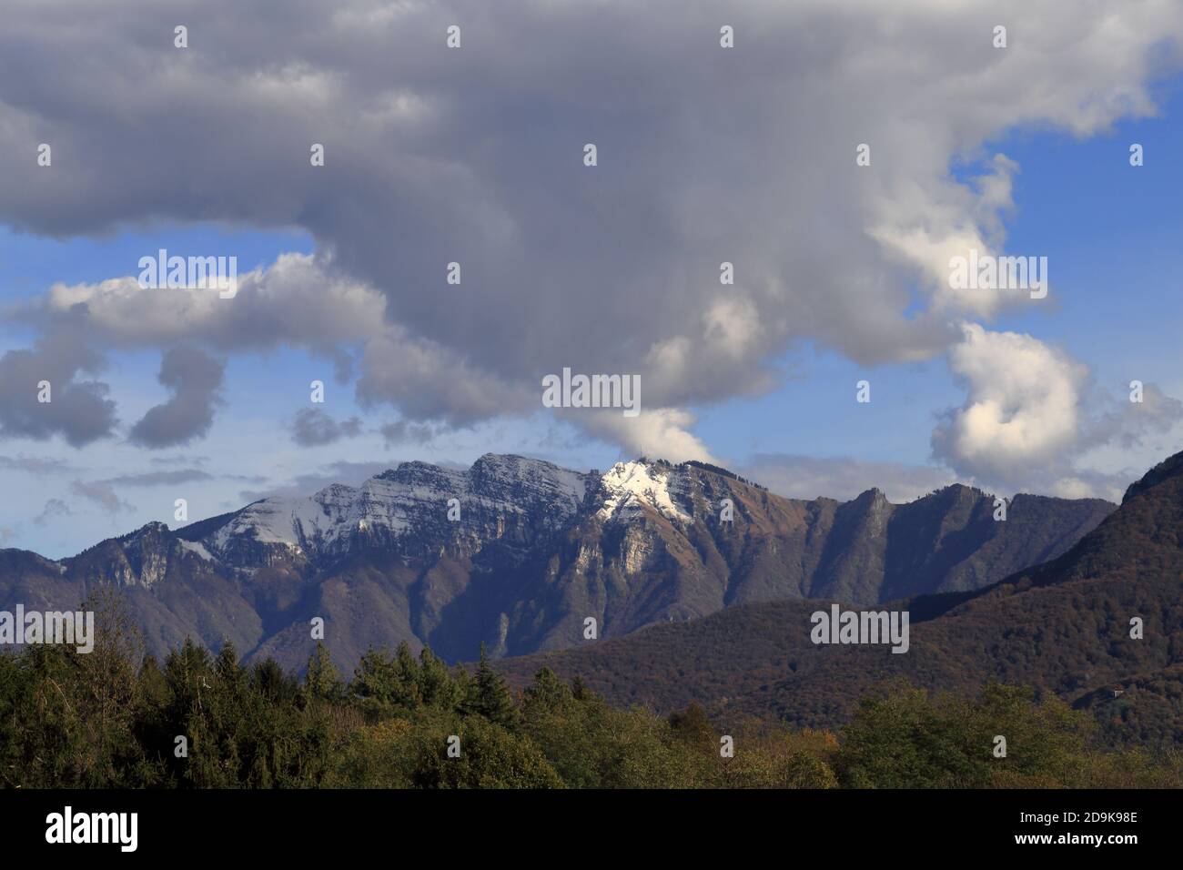 Blick auf Monte Generoso, italien, mit Wolken- und Winterpanorama Stockfoto