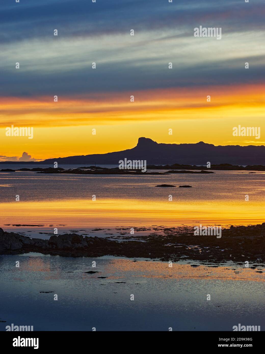 Sonnenuntergang über der Insel Eigg in den kleinen Inseln, von der Rhu-Halbinsel aus gesehen, Arisaig, Lochaber, Highland, Schottland. Stockfoto