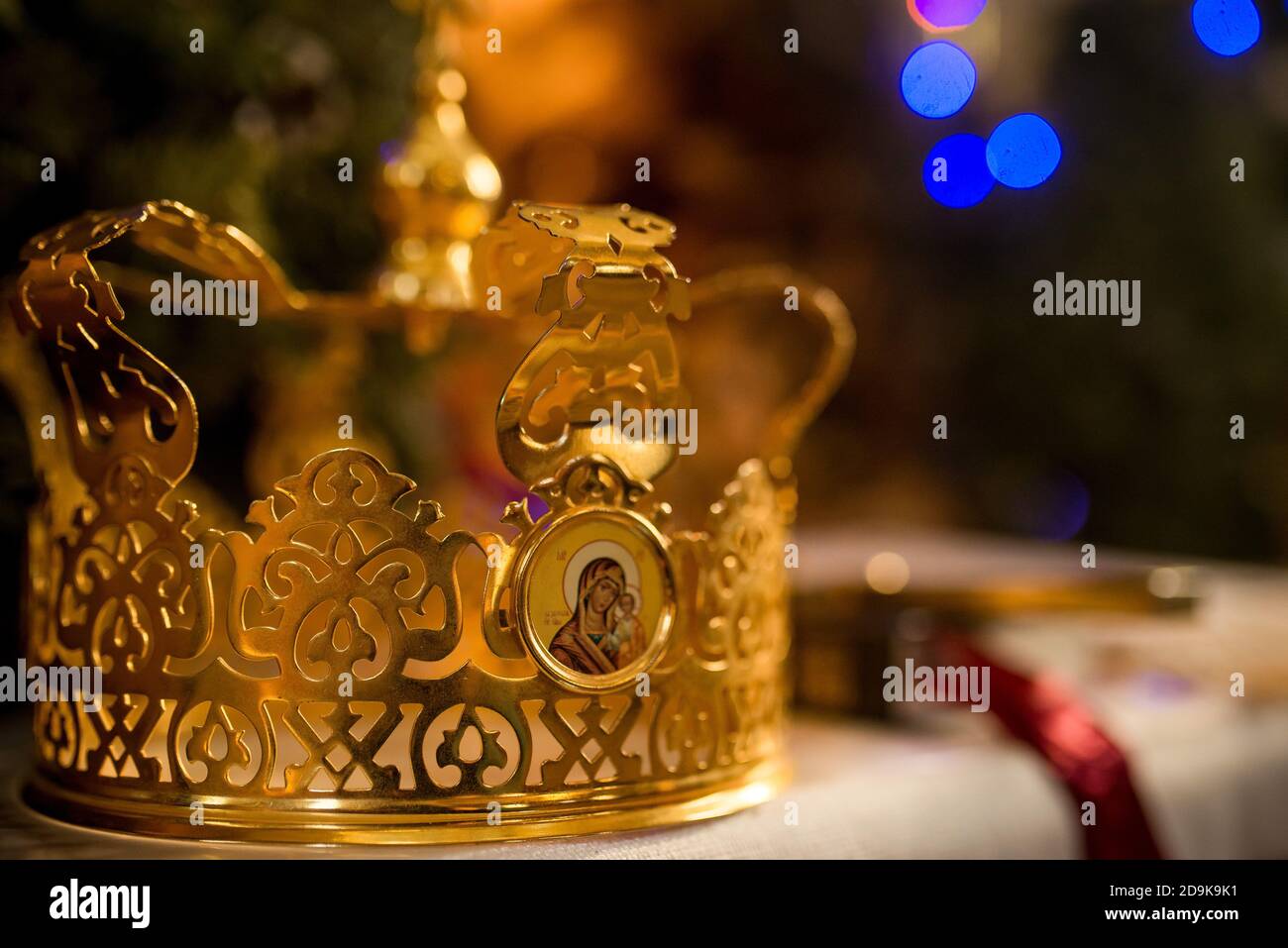 Ein Paar von zwei goldenen Kronen für Hochzeiten, Hochzeiten im Kirchentempel bei der göttlichen Liturgie Zeremonie Stockfoto