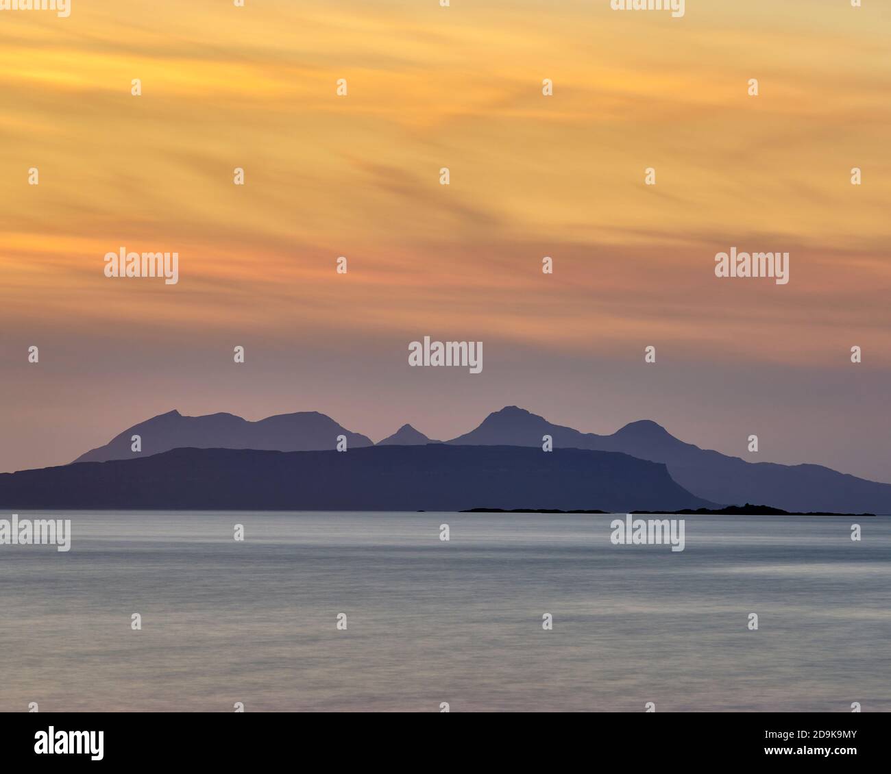 Sonnenuntergang über den kleinen Inseln Rhum und Eigg, von Glenuig, Moidart, Lochaber, Highland, Schottland aus gesehen. Stockfoto