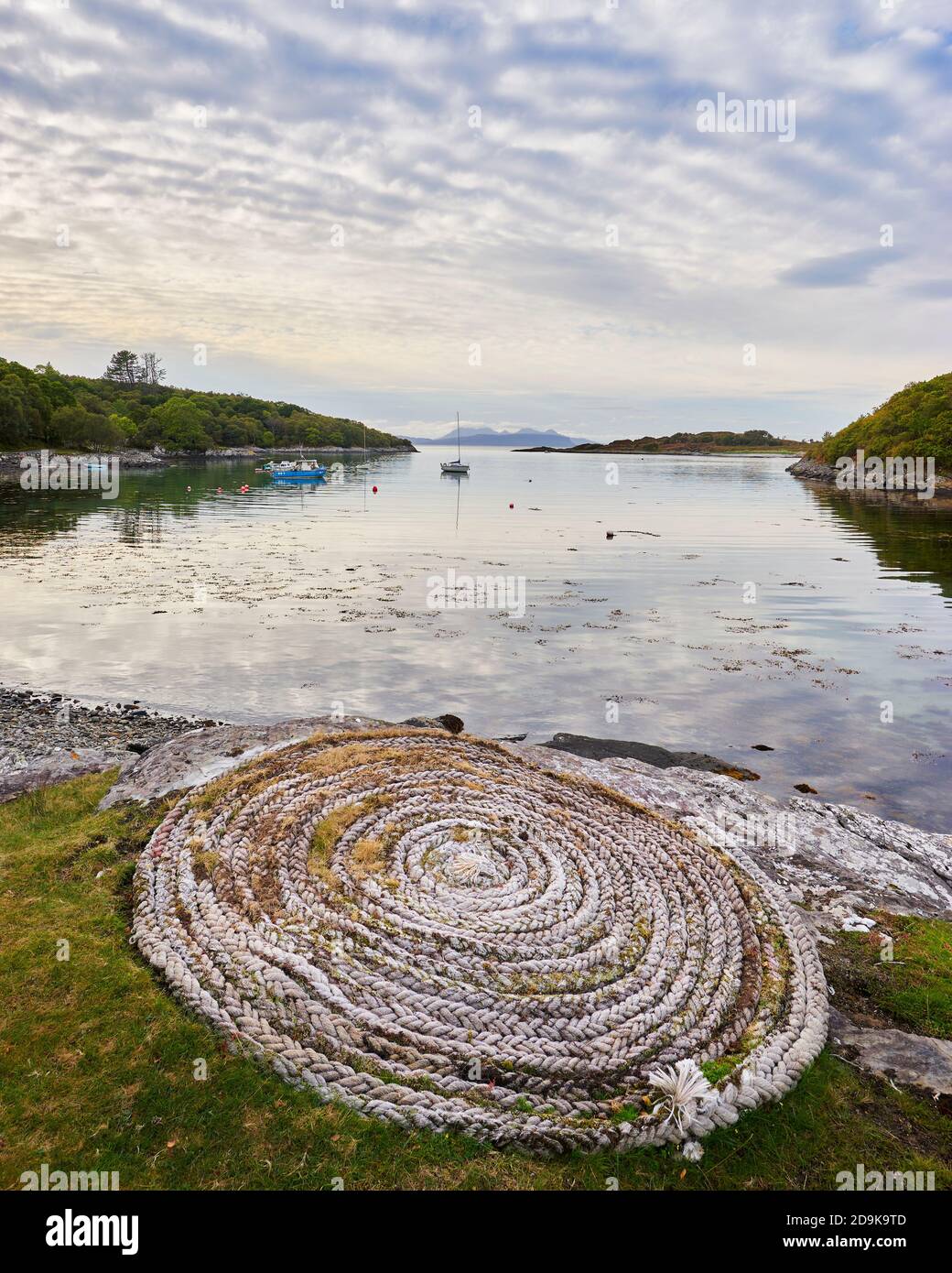 Gewickeltes Seil am Ufer bei Glenuig, Moidart, Lochaber, Highland, Schottland. Stockfoto