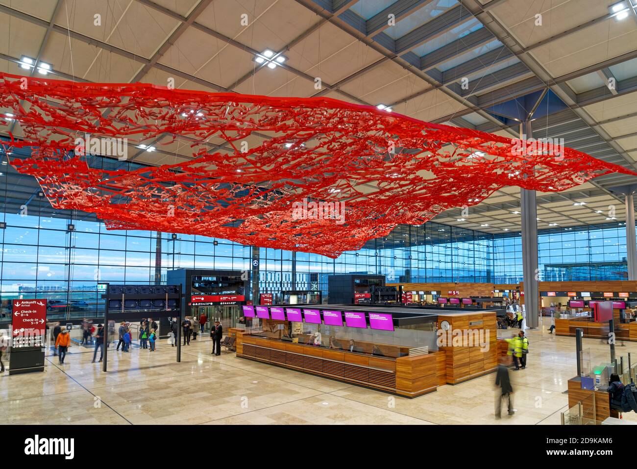 Flughafen Berlin Brandenburg BER. Inbetriebnahmen des BER, Terminal 1, am 31. Oktober 2020 wurde das neue Terminal 1 des Flughafens Berlin Brandenburg Stockfoto