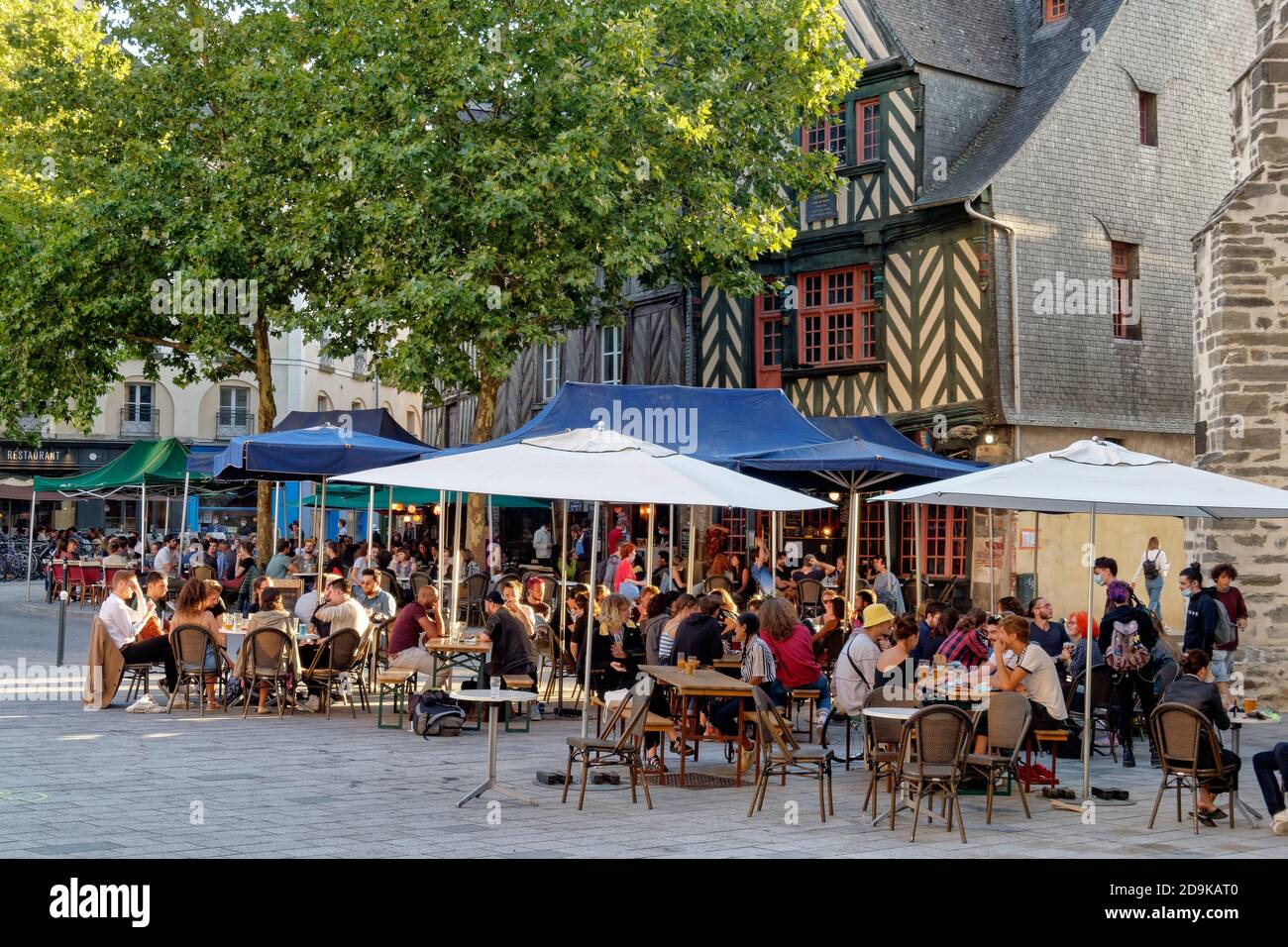 Traditionelle Fachwerkhäuser in der Altstadt von Rennes, überfüllte Restaurants, Britanny, Frankreich Stockfoto
