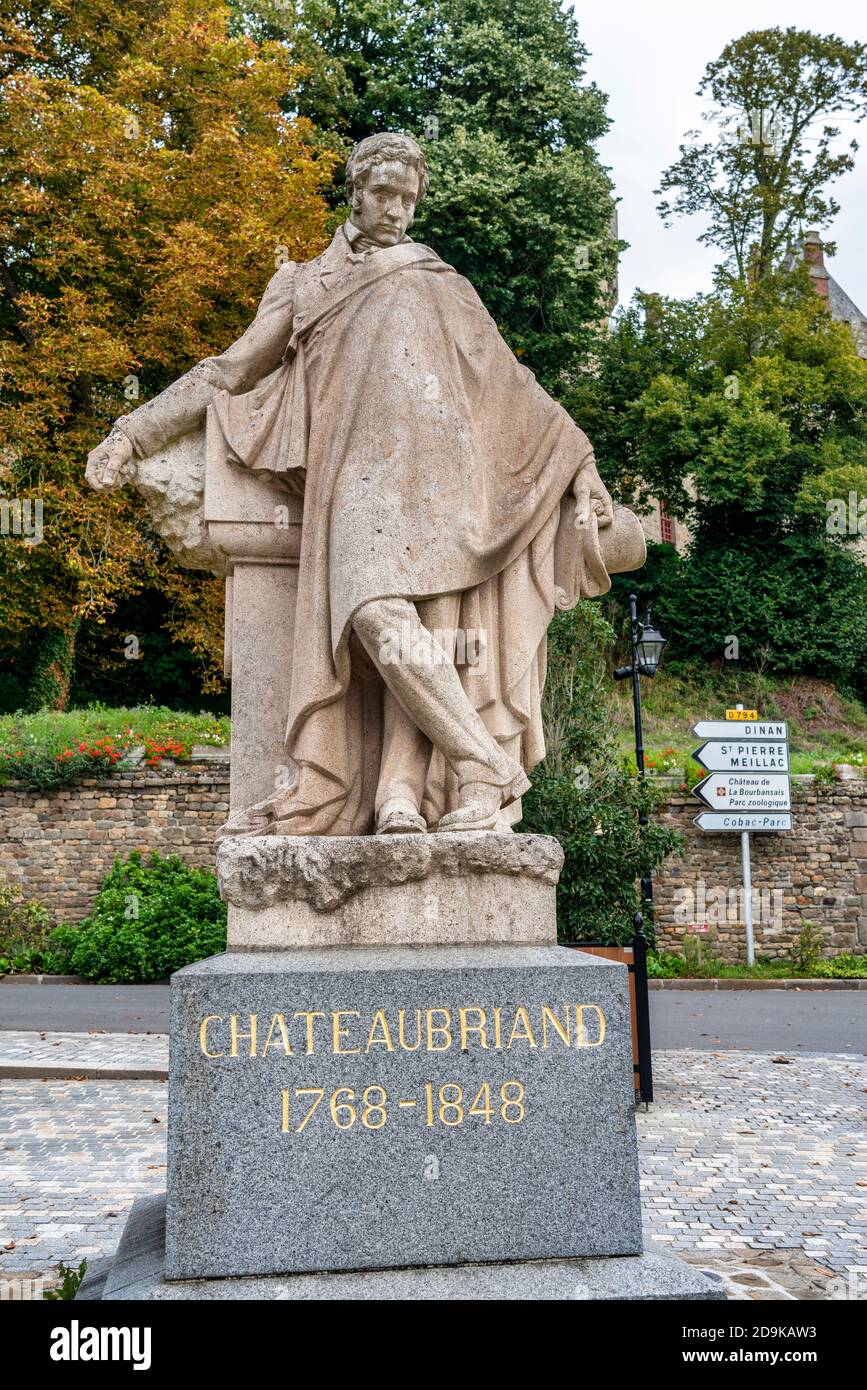 Statue des französischen Schriftstellers François-René de Chateaubriand (1768 – 1848), in der Stadt Combourg, Bretagne, Frankreich Stockfoto