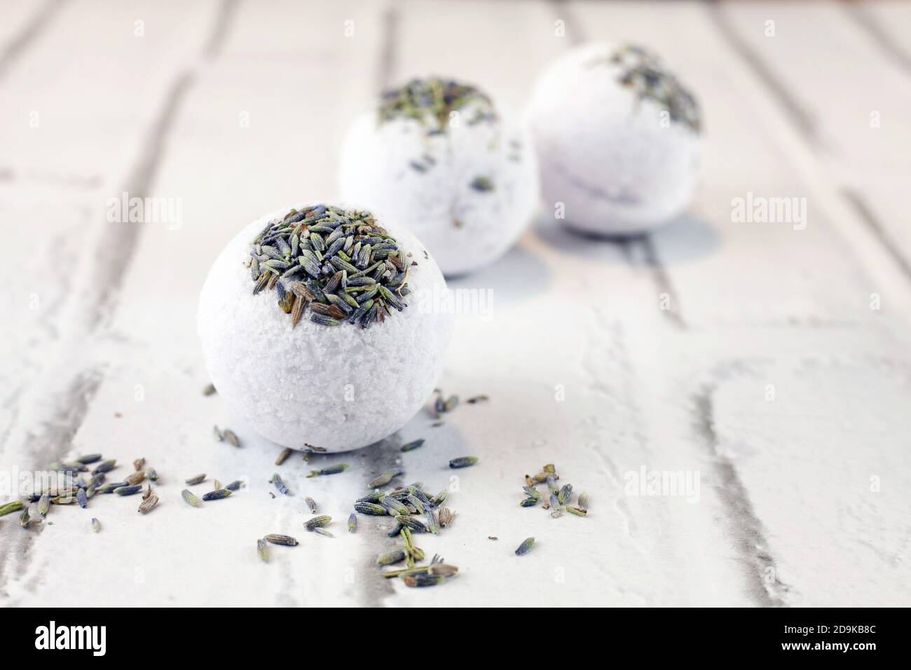 Handgemachte Lavendel Bad Bomben auf weißem Backstein Hintergrund Stockfoto