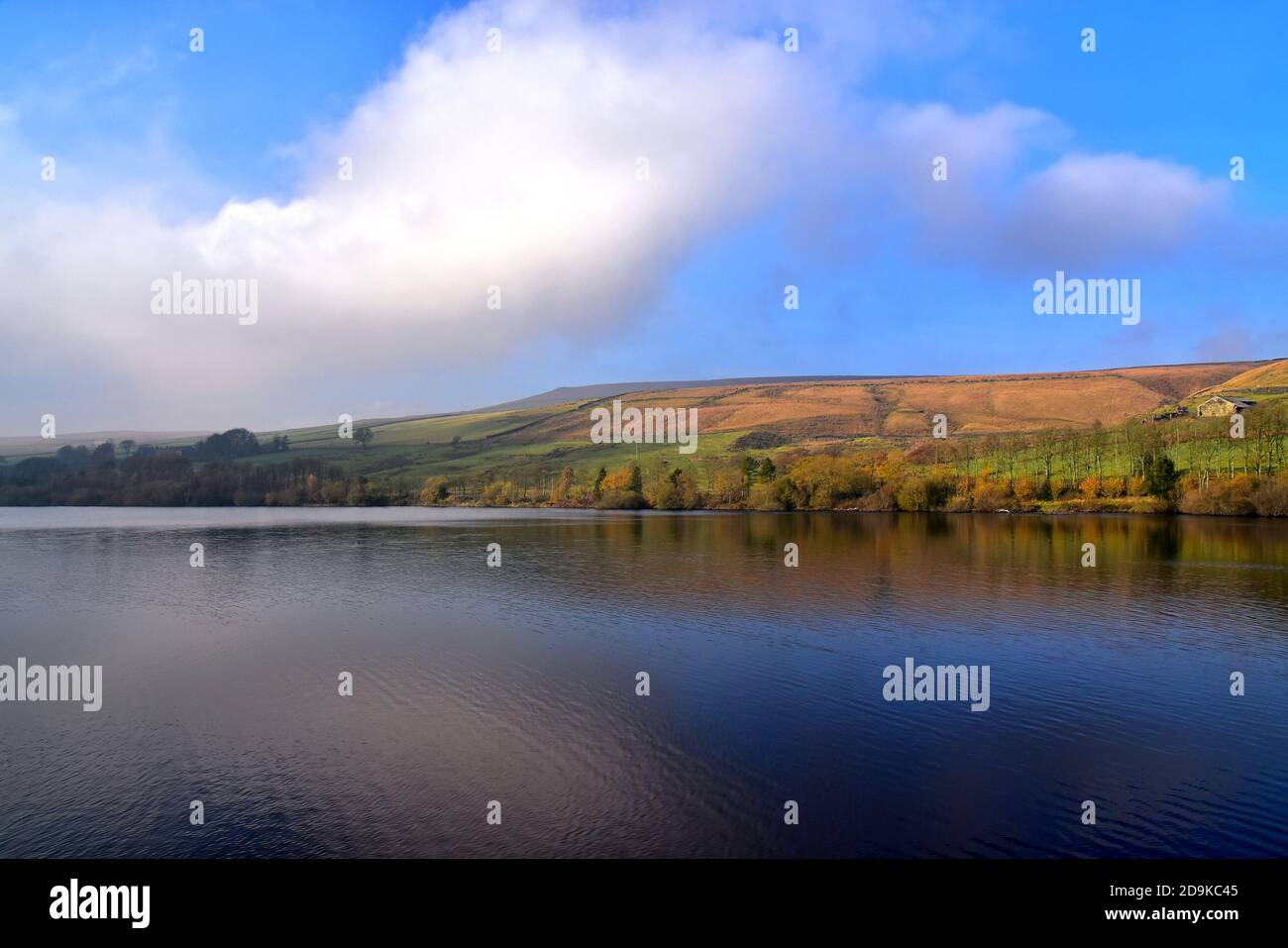 BAITINGS Reservoir und Great Manshead Hill. Stockfoto