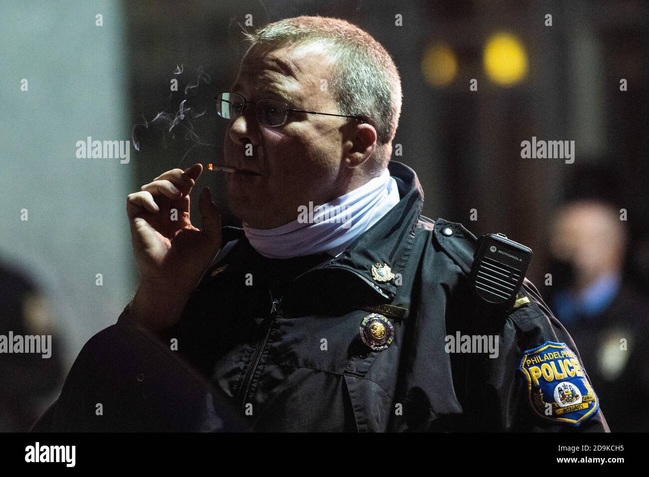 Philadelphia, Usa. November 2020. Philadelphia PA, 5. NOVEMBER – EIN Polizeibeamter von Philadelphia schaut auf einen Protest von Trump-Anhängern bezüglich der Wahlergebnisse am 5. November 2020 in Philadelphia, Pennsylvania, als Reaktion auf einen "Stocken Sie den Diebstahl"-Protest. Foto: Chris Tuite/ImageSPACE Credit: Imagespace/Alamy Live News Stockfoto