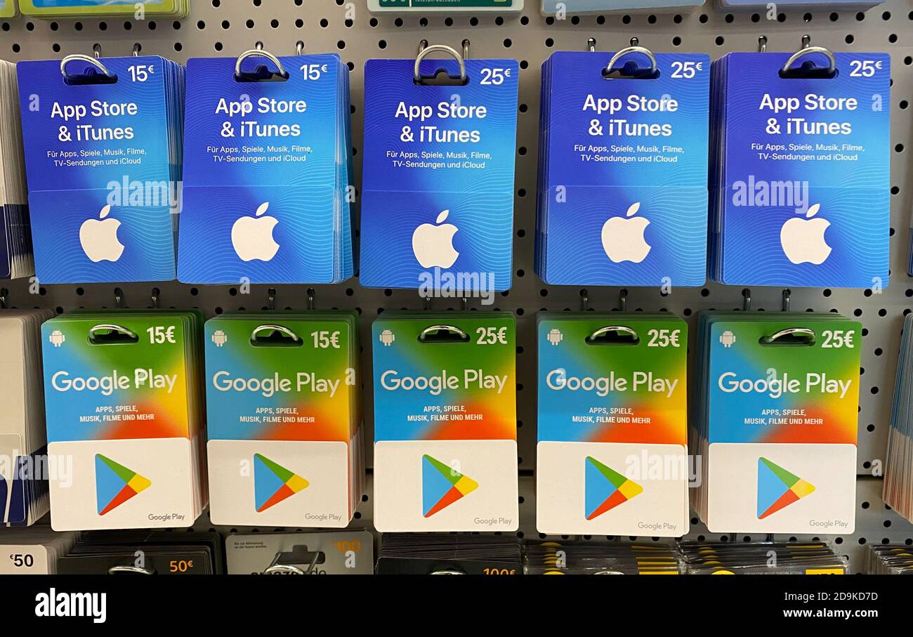 Viersen, Deutschland - 4. November. 2020: Nahaufnahme von Apple App Store iTunes und Google Play Gutschein-Geschenkkarten in einer Reihe im Regal des deutschen Shops Stockfoto
