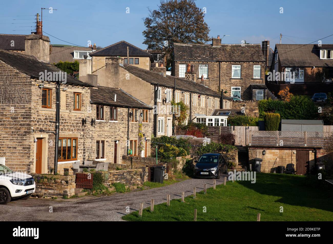 Ein typisches Bild einer Gruppe von nördlichen Steinhäusern in England im Dorf Kirkheaton in der Nähe von Huddersfield in West Yorkshire, Stockfoto