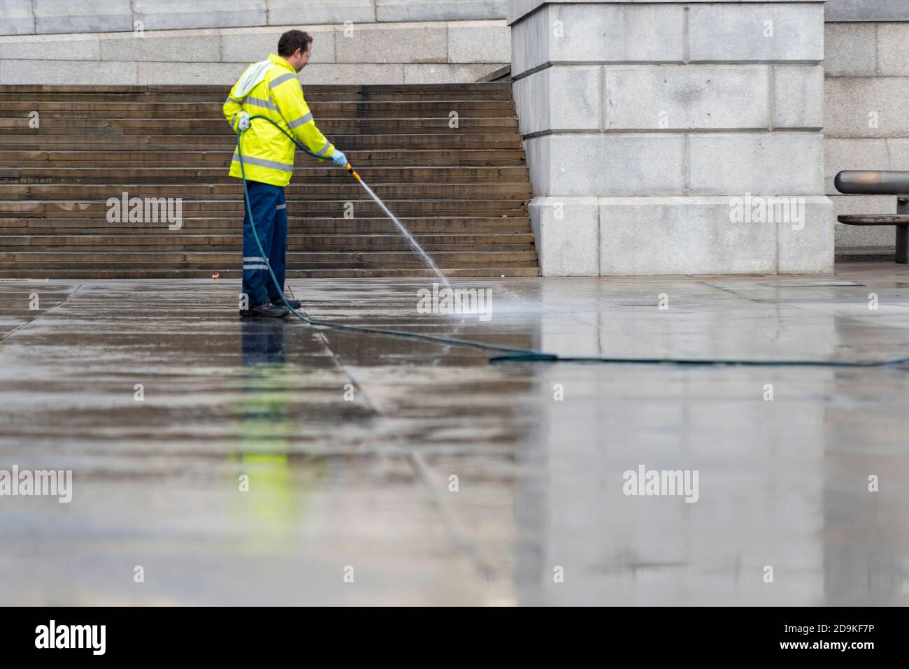 Am ersten Tag der zweiten COVID-19-Sperre schürt ein Ratsarbeiter den Trafalgar Square in London, Großbritannien, herunter. Reinigung Stockfoto