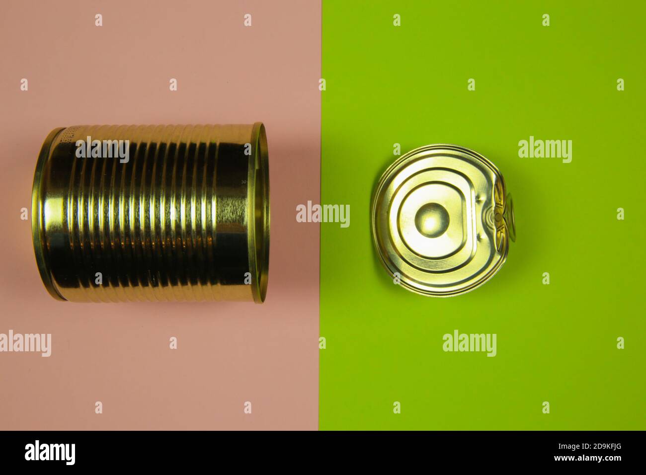 Draufsicht auf Metalldose und Zinndeckel, grüner und pinker Hintergrund Stockfoto