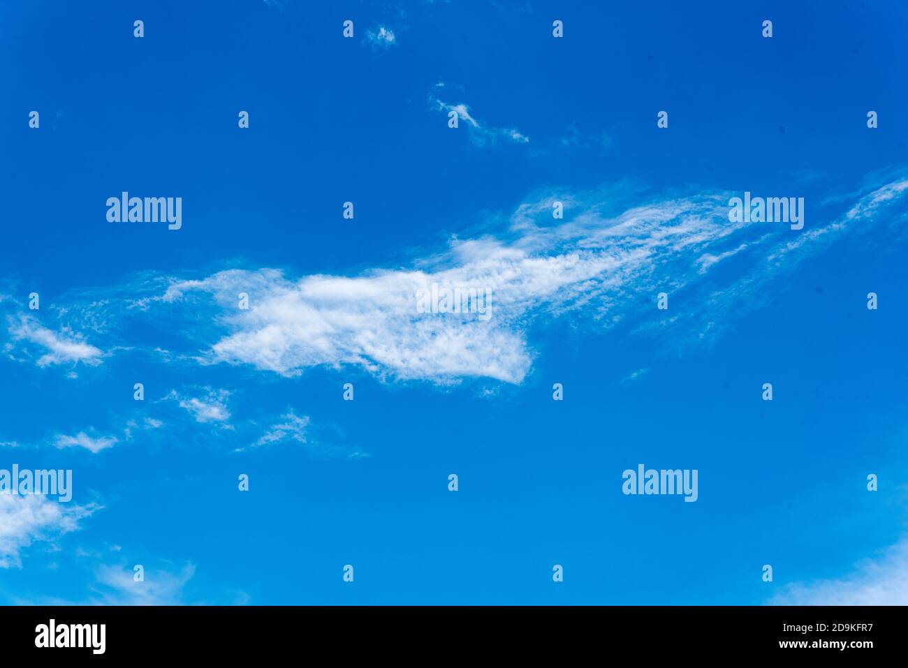 Weiche Wolken über einem strahlend blauen Himmel Stockfoto