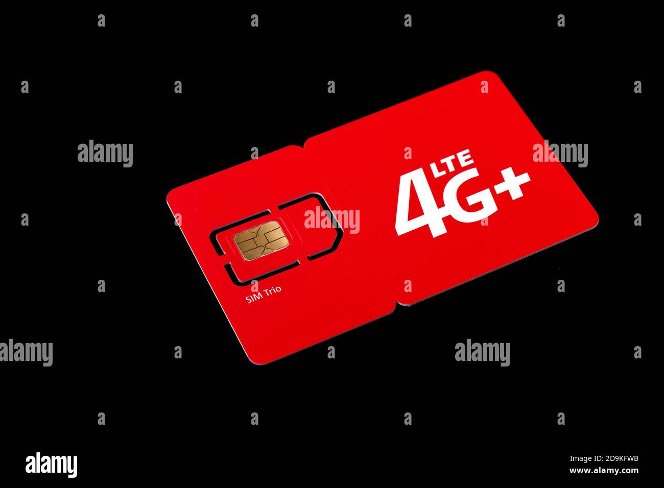 Abmessungen der sim-Karten. Standard-, Mikro- und Nano-SIM-Karte in der Karte gesammelt. SIM-Karte für Telefon auf schwarzem Hintergrund. Stockfoto