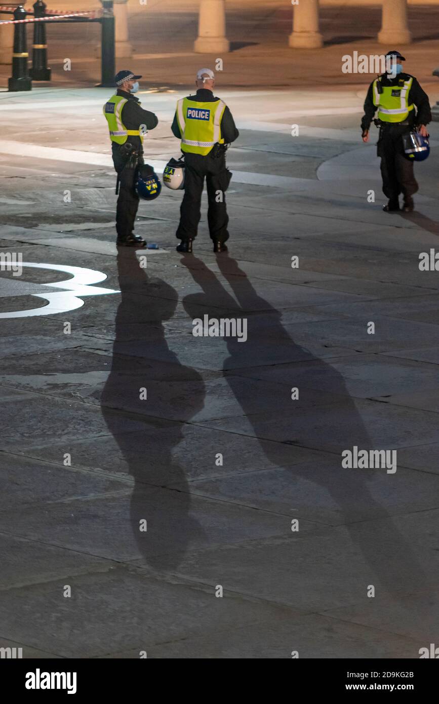 Polizei patrouilliert am Trafalgar Square in Vorbereitung auf einen Anti-Lockdown-Protest am ersten Tag der zweiten COVID-19-Sperre, London, Großbritannien. Schatten Stockfoto